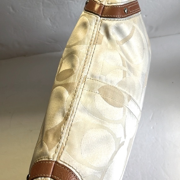 COACH Carly signature shoulder bag - Picture 7 of 11